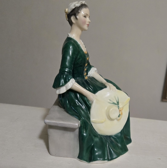 Vintage Royal Doulton Porcelain Figurine A Lady From Williamsburg HN 2228 - Picture 5 of 7